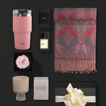 مجموعة هدايا نسائية شتوية شال و عطر و كوب حافظ و شمعة معطرة WB15