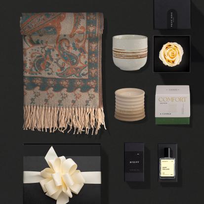 مجموعة هدايا نسائية شال و عطر و كوب سيراميك و شمعة معطرة WB19