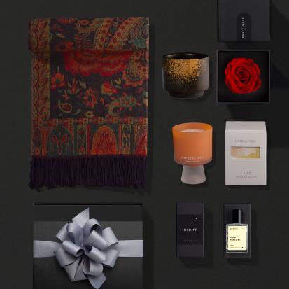 مجموعة هدايا نسائية شال و عطر و كوب سيراميك و شمعة معطرة WB20