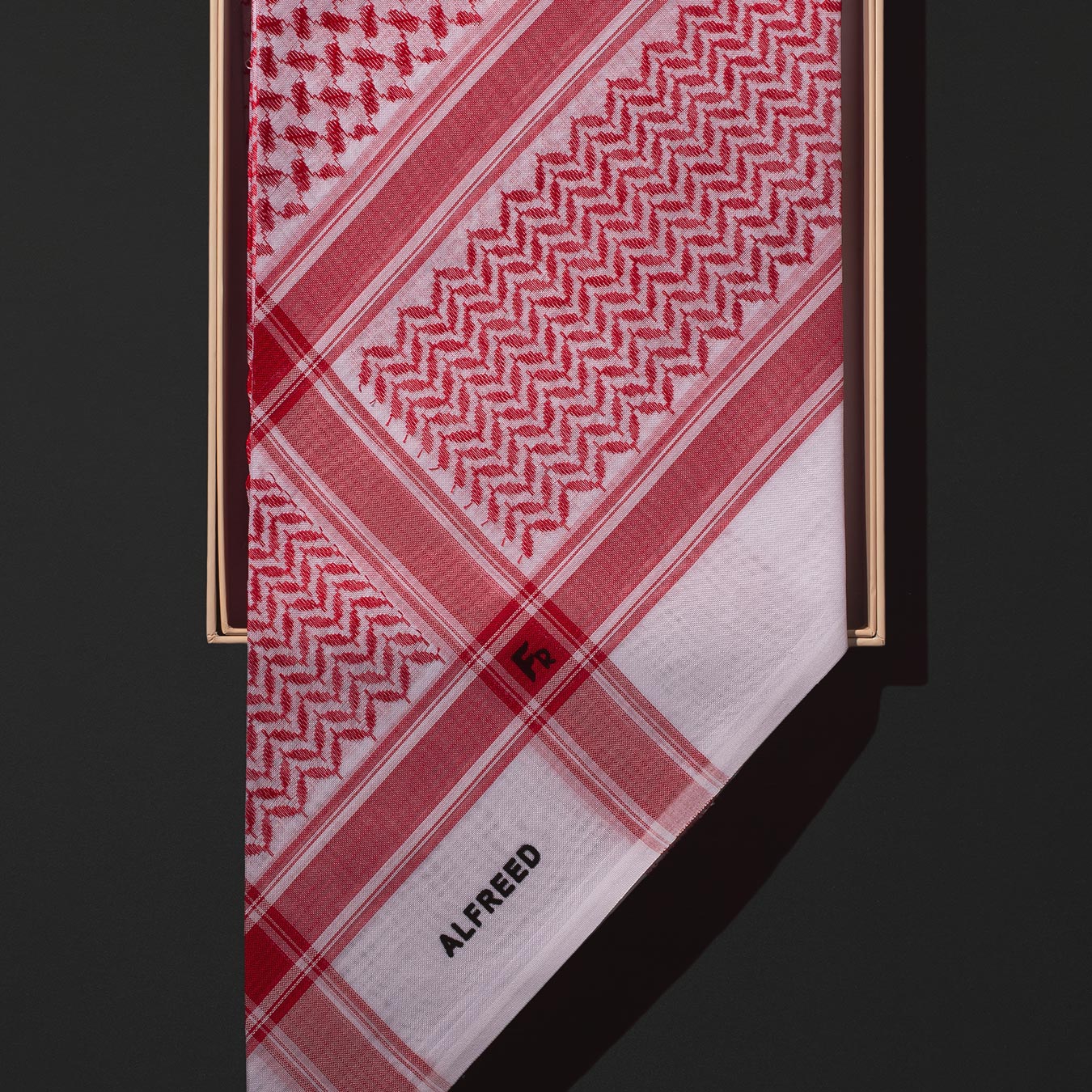 شماغ الفريد احمر بلس S656