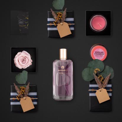 عطر اتيان اجنر ديبيوت صندوق هدايا كرتون مع ورد وشمعة
