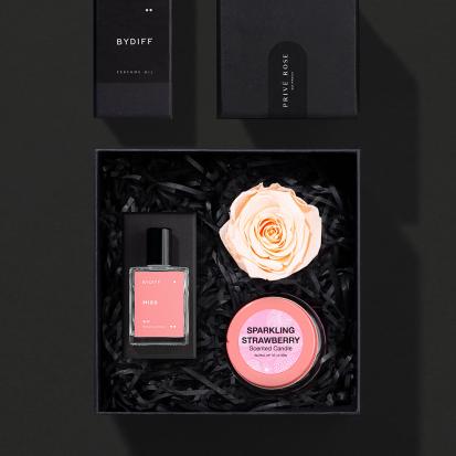 هدية ورد طبيعي + عطر نسائي + شمعة من اختيارك BYW1