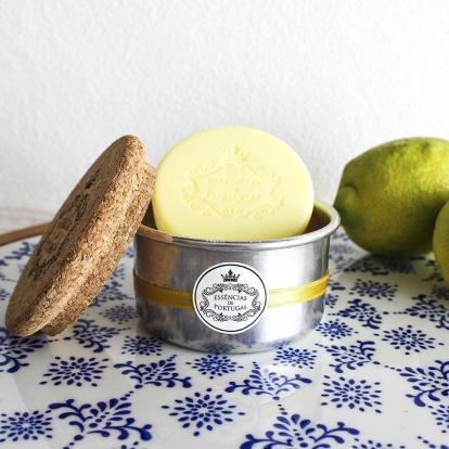 صابون الليمون المميز الطبيعي مع حافظة الألمنيوم من اسنشيال دي برتغال