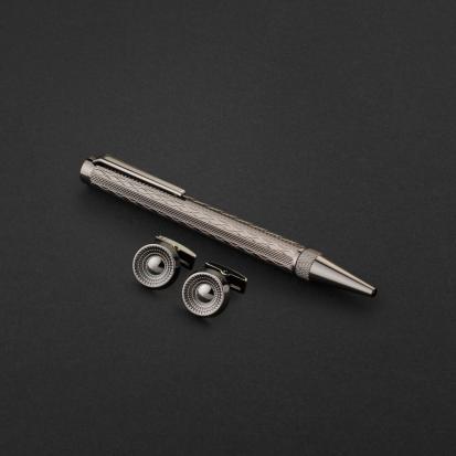 طقم قلم وكبك فضي غامق ماركة قريفون 4123MM