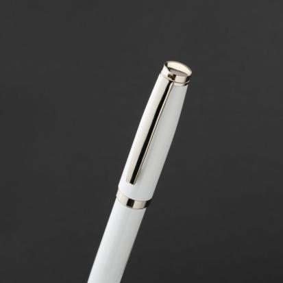 طقم قلم وكبك ابيض فضي ماركة قريفون 4131SW