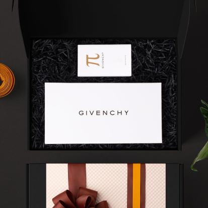 صندوق هديه جيفنشي شماغ احمر و عطر مع التخصيص A21