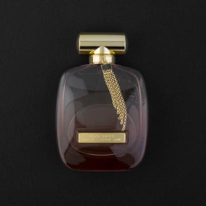 ورد طبيعي دائم مع عطر نينا ريتشي ليكستاز كريس دي روز