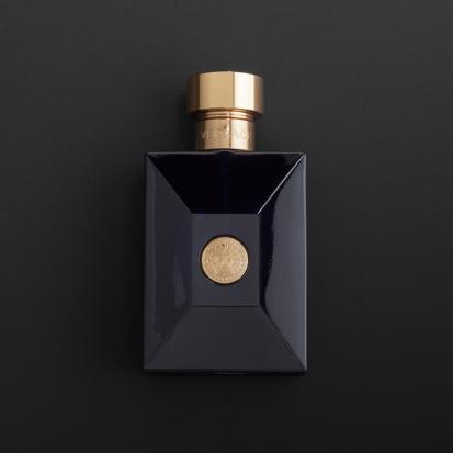 هدية عطر فرزاتشي بور هوم ديلان بلو مع وردة وشمعة