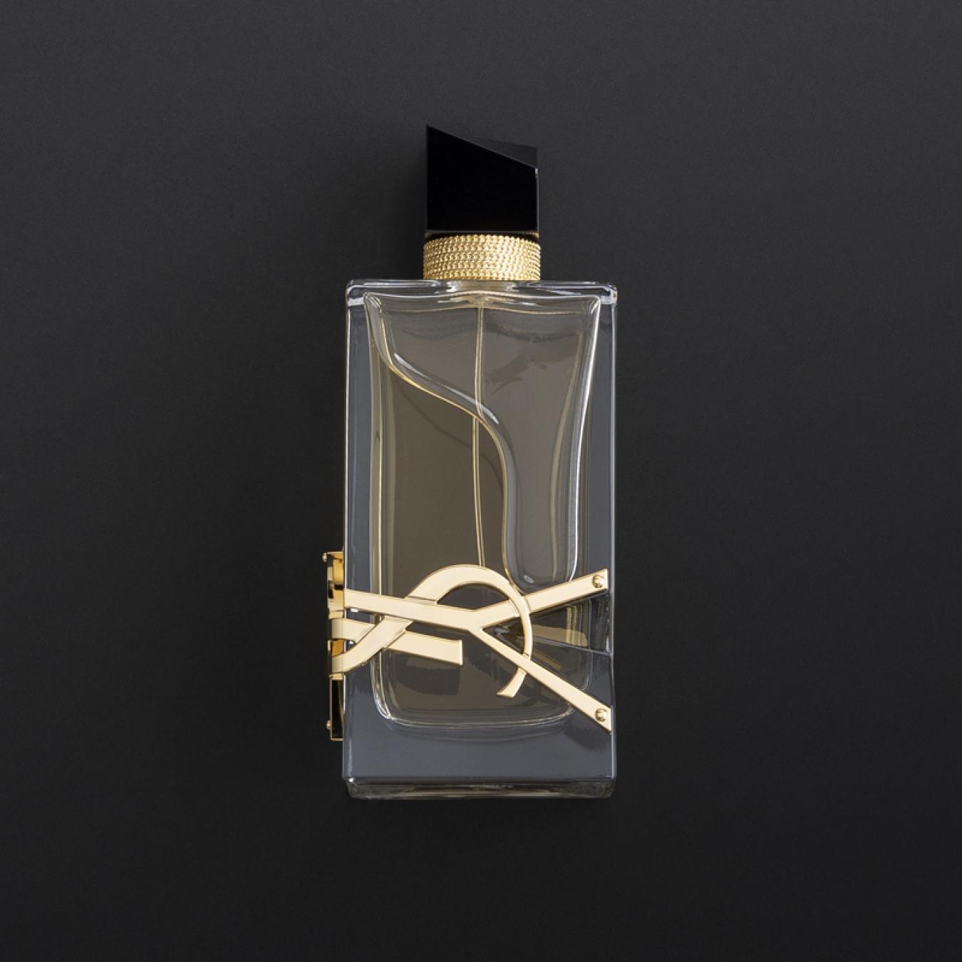 هدية عطر ايف سان لوران ليبري مع وردة وشمعة