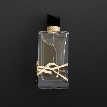 هدية عطر ايف سان لوران ليبري مع وردة وشمعة