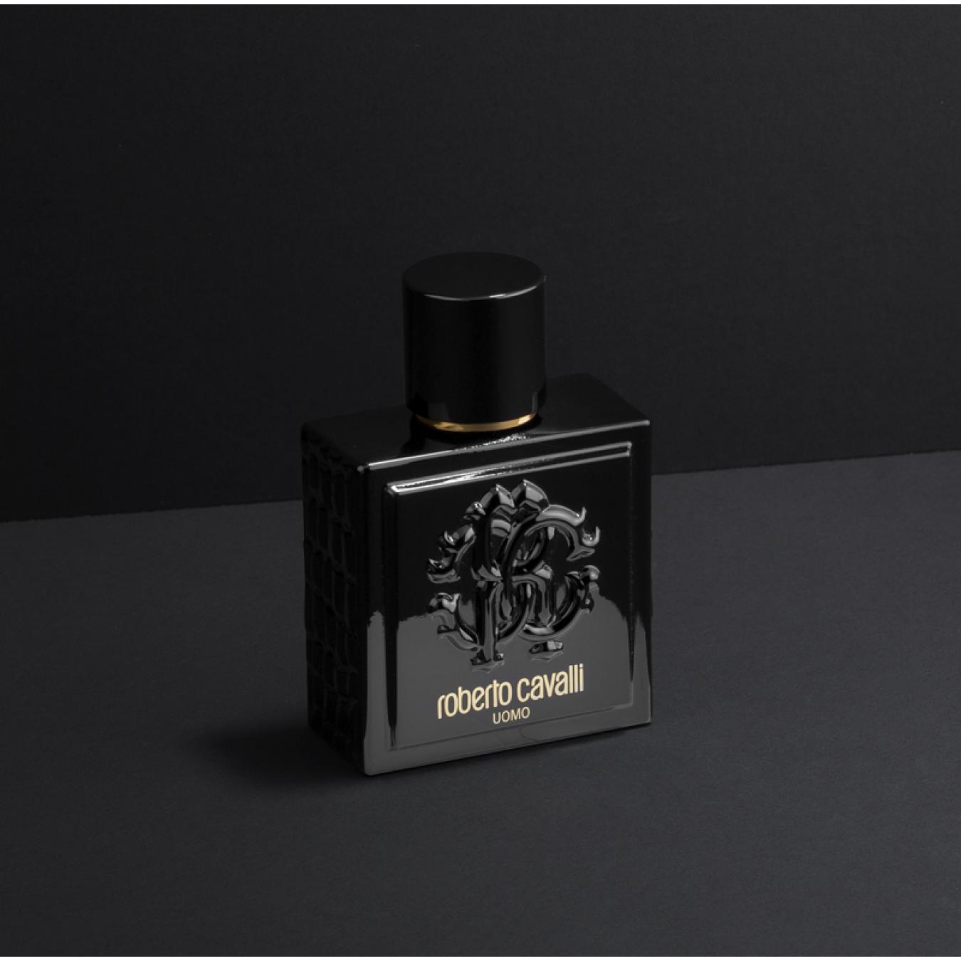 هدية عطر روبرتو كافالي اومو مع وردة وشمعة