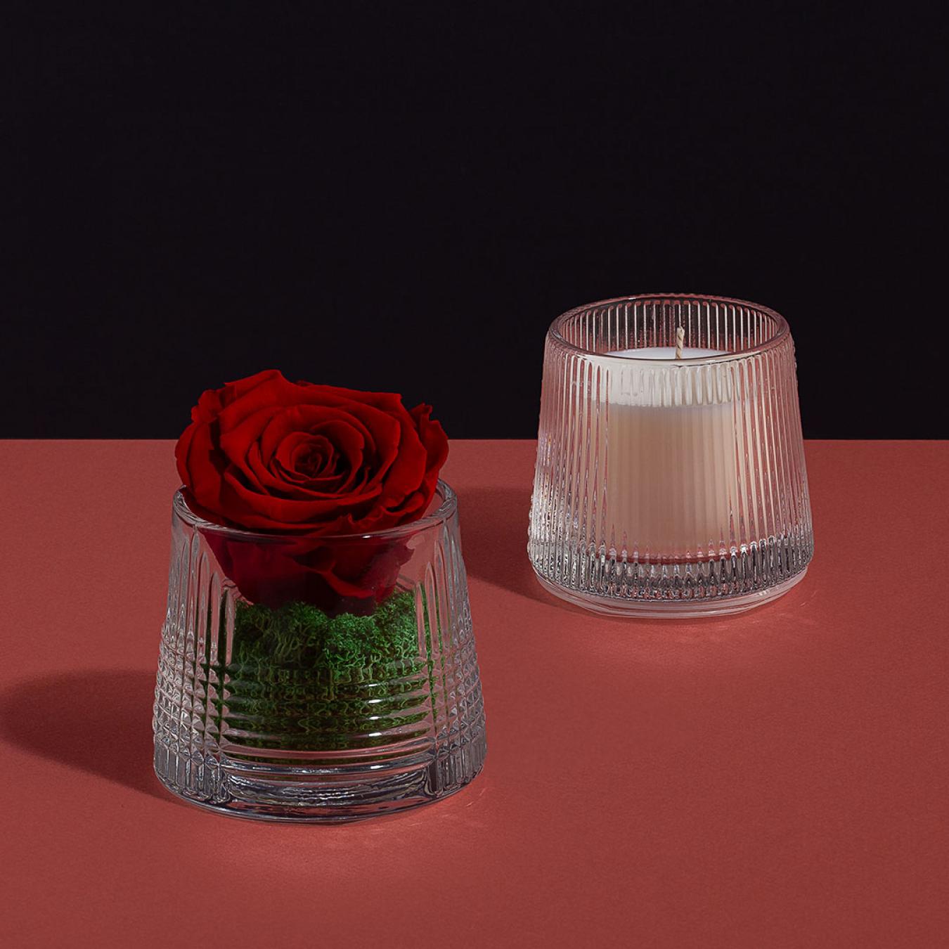 ورد طبيعي احمر مع شمعة معطرة