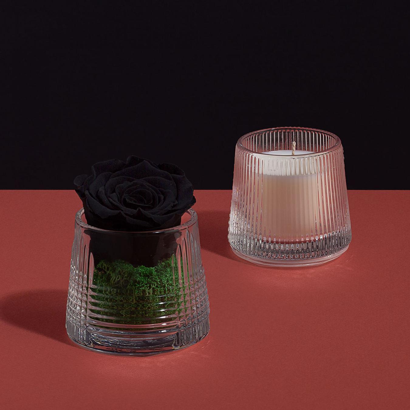 ورد طبيعي اسود مع شمعة معطرة