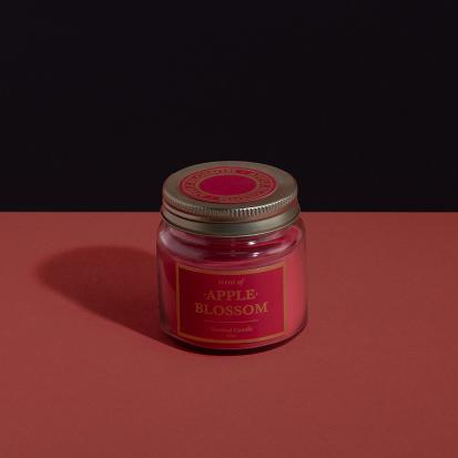 شمعة معطرة برائحة زهر التفاح