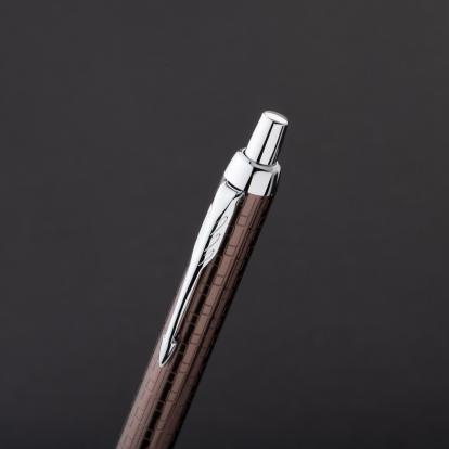 قلم اي إم بريميوم بني فضي باركر 8587
