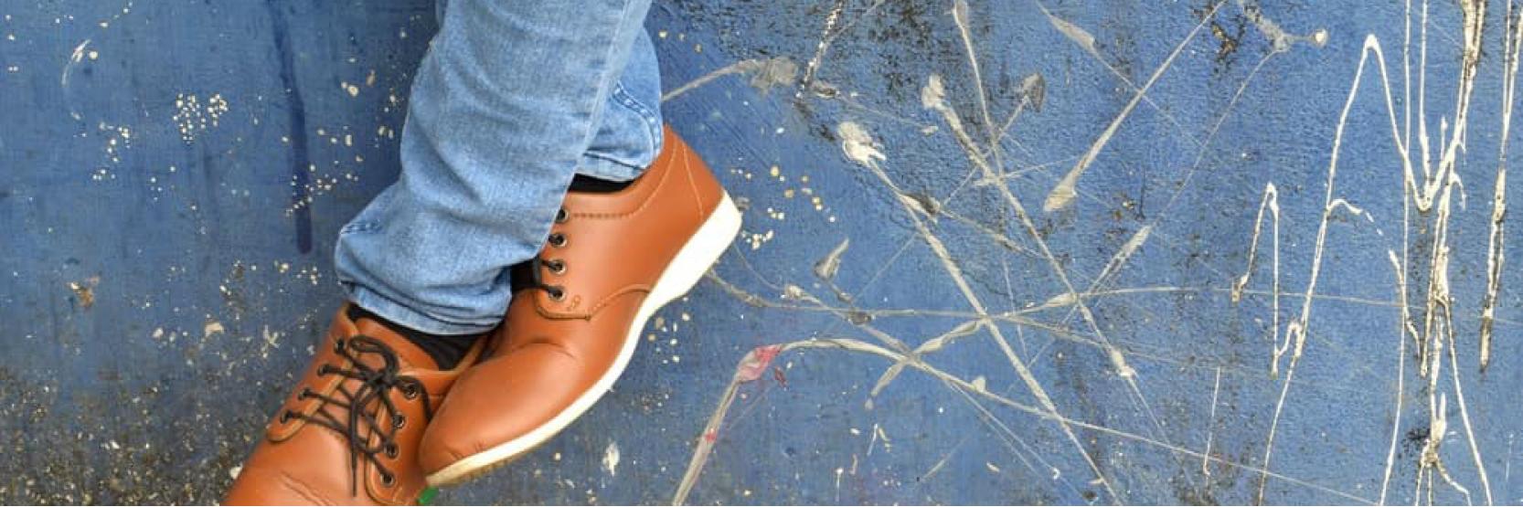دليل الأحذية الرجالية المناسبة مع البنطلون الجينز