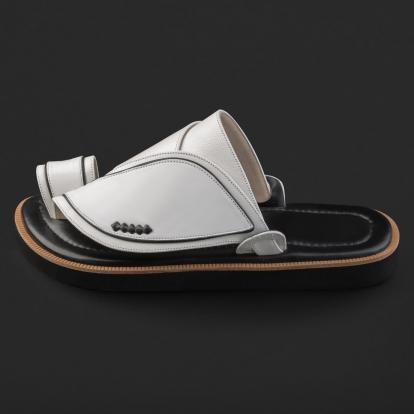 حذاء شرقي أبيض فريم اسود جلد طبيعي فاخر SE9101