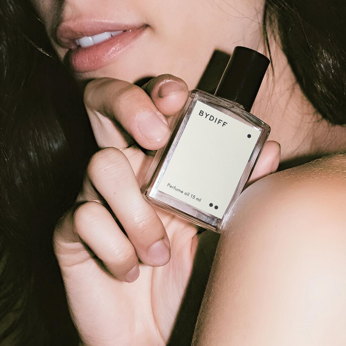 مجموعة هدايا نسائية شتوية شال و عطر و كوب حافظ  WB17