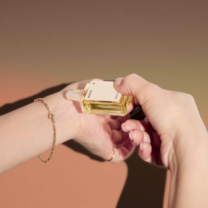 هدية ورد طبيعي + عطر نسائي + شمعة من اختيارك BYW1