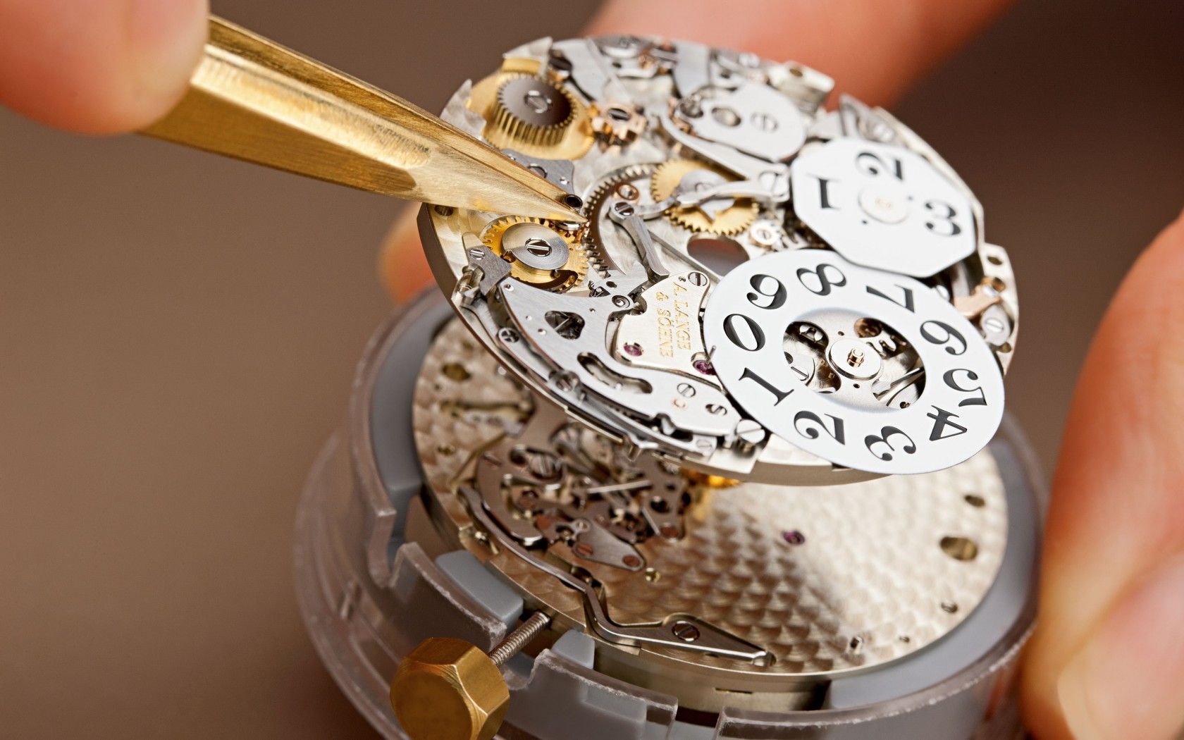Фирма занимается ремонтом часов приобретение комплектующих. Часы с механизмом. Механизм часов. Часы механизм внутри. Механические часы внутри.