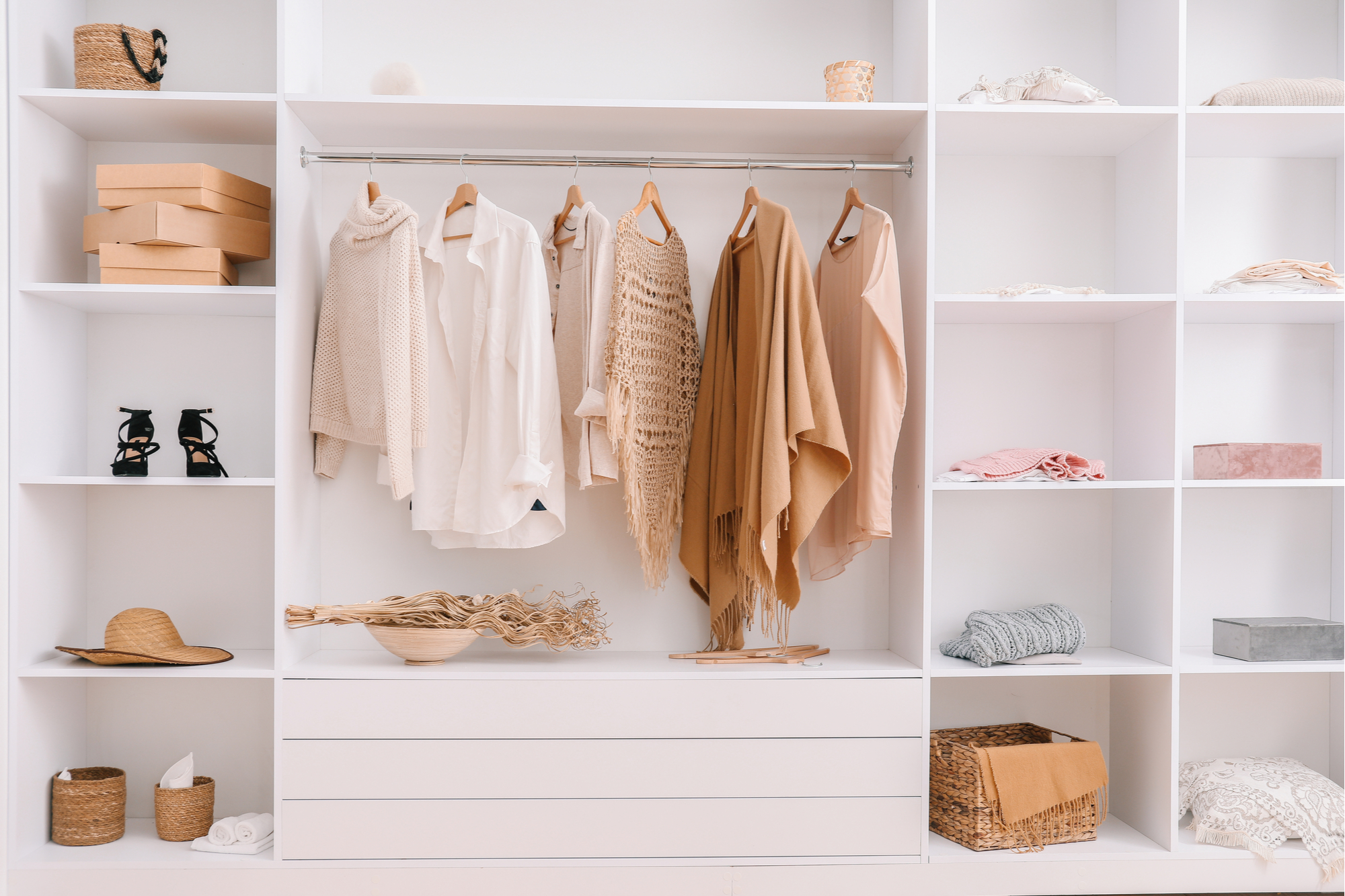 أجمل طريقة لترتيب خزانة ملابسك Shutterstock_1578926263
