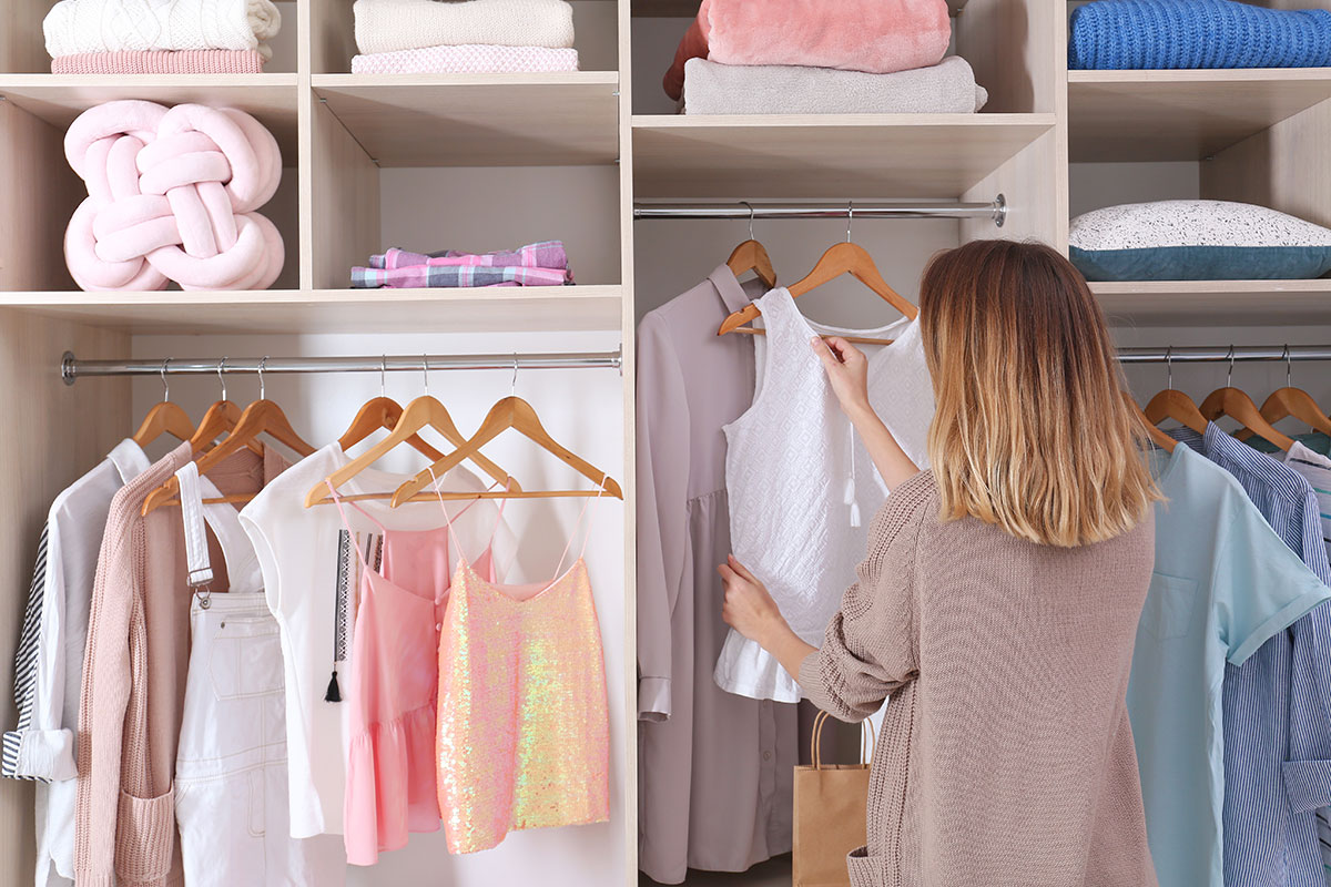 أجمل طريقة لترتيب خزانة ملابسك Woman-organizing-closet