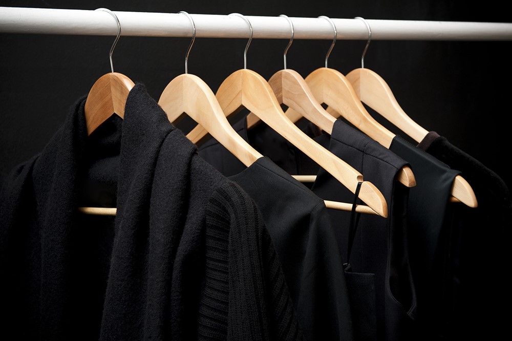 كيفية تنسيق الملابس السوداء Back-to-black-ironing1